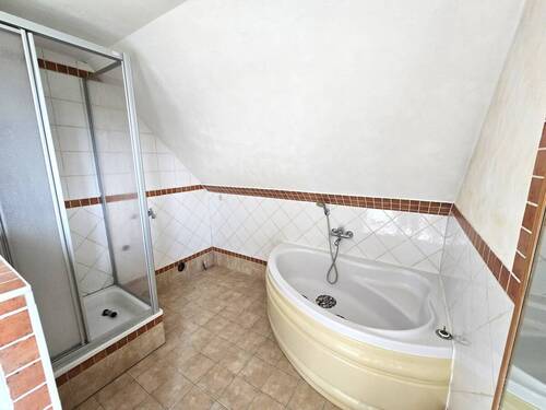 Bad mit Wanne und Dusche OG - 