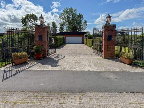 Grundstückseingang - 5 Zimmer Bungalow zum Kaufen in Südbrookmerland / Münkeboe