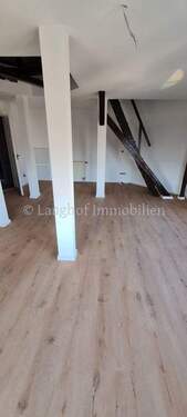 Wohnraum 3 mit Treppe zur Ebene 2 - 2 Zimmer Etagenwohnung in Fürth