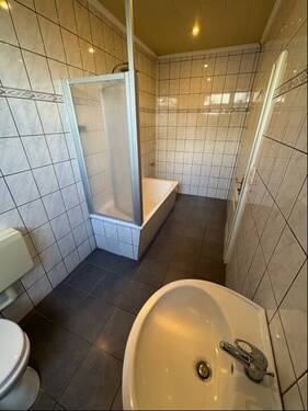 EG-Badansicht1 - 6 Zimmer Mehrfamilienhaus, Wohnhaus in Wewelsfleth