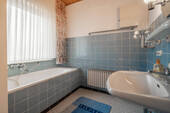 Im Obergeschoss finden Sie ein weiteres Badezimmer - 