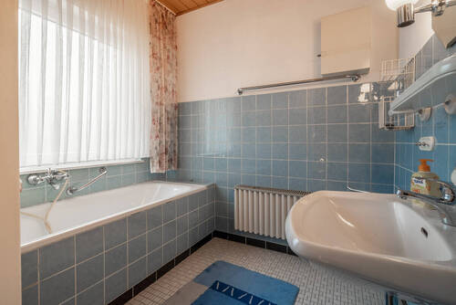 Im Obergeschoss finden Sie ein weiteres Badezimmer - 