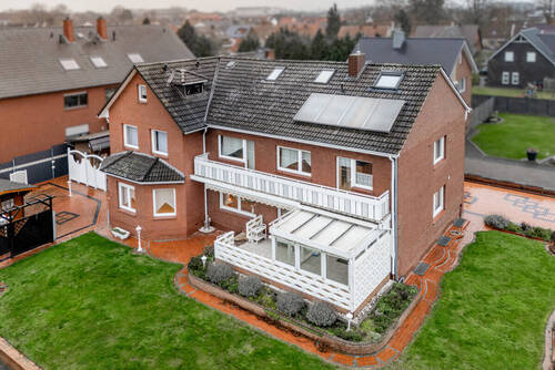 Titelbild-4336-42f9-801f-6353f1b7f0c1 - Grosses Zweifamilienhaus mit Fläche für Selbstständigkeit