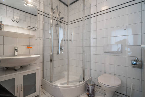 und natürlich darf ein Badezimmer auf dieser Etage nicht fehlen - 