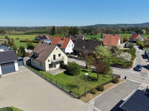 ... mit guter Anbindung an die B8 - 6 Zimmer Mehrfamilienhaus, Wohnhaus in Burgthann / Unterferrieden