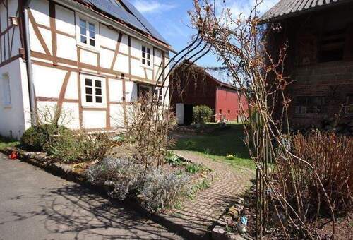 Außenansicht mit Vorgarten - 5 Zimmer Einfamilienhaus in Waldkappel