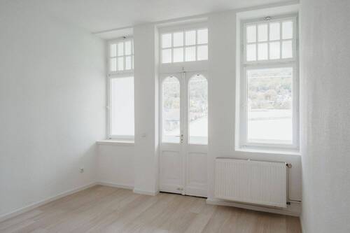 Wohnbereich mit Loggia - Helle 4-Zimmer-Eigentumswohnung mit Balkon & Loggia in Werdohl