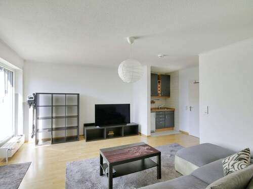 Offen gestalteter Wohnraum mit Küchenzeile und Balkonzugang - 1 Zimmer Etagenwohnung zum Kaufen in Hildrizhausen