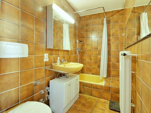 Geräumiges Badezimmer mit Dusche und WC - 