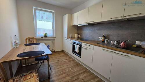 Einbauküche mit Sitzmgl. - Modernes Wohnen mit Weitblick - kernsanierte 2-Zimmer-Wohnung mit Balkon