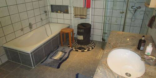 195. Badezimmer im EG.des Hauses..JPG - 