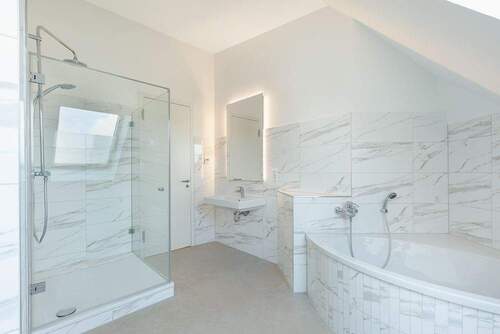 Bad mit Wanne und Dusche - 