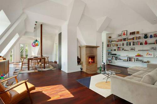 Wohn- und Essbereich - Moderne Dachgeschosswohnung mit loftartigem Wohnbereich und Turmerker mit Blick in den Bürgerpark