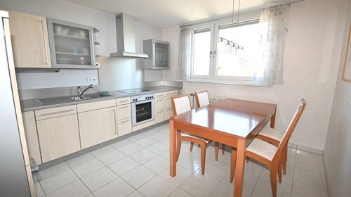 Küche mit großzügigem Essbereich - Zum Verlieben! Freie 2,5-Zimmer-Wohnung mit Tiefgaragenstellplatz in Oberasbach-Altenberg