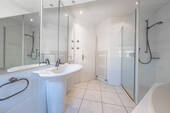 Das Badezimmer hat eine Dusche - 
