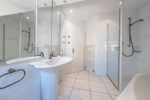 Das Badezimmer hat eine Dusche - 