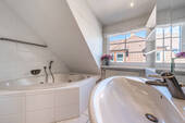 und Badewanne - 