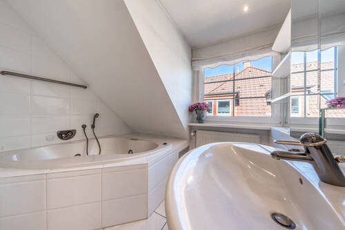 und Badewanne - 