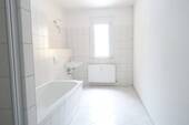 Bad mit Dusche Wanne - 4 Zimmer Etagenwohnung in Chemnitz