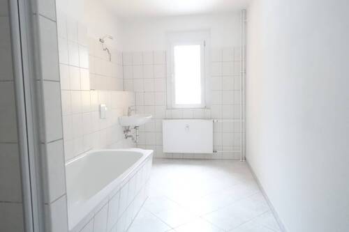 Bad mit Dusche Wanne - 4 Zimmer Etagenwohnung in Chemnitz