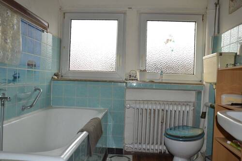 Bad mit Wanne - 