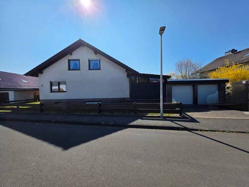 Frontansicht - 7 Zimmer Einfamilienhaus zum Kaufen in Baunatal / Altenbauna