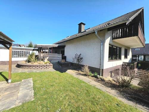 Seitenansicht mit Garage - 7 Zimmer Einfamilienhaus in Baunatal / Altenbauna