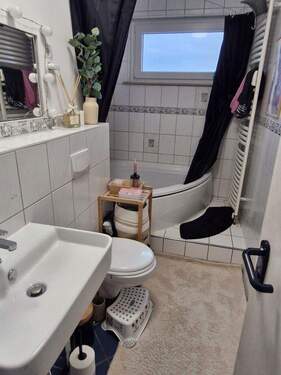 Tageslichtbad mit Eckbadewanne - 