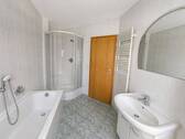 Bad mit Badewanne und Dusche - 
