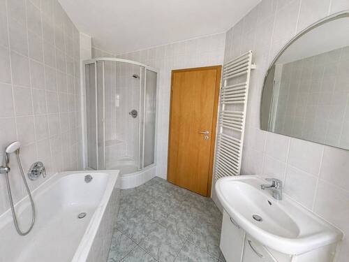 Bad mit Badewanne und Dusche - 