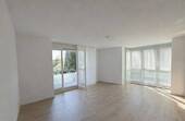 Wohnzimmer mit Loggia und Balkon - 
