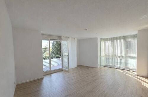Wohnzimmer mit Loggia und Balkon - 
