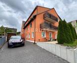 Hausansicht - Charmante Doppelhaushälfte mit Einliegerwohnung, 4-Stellplatz-Garage und 859 m² Grundstück