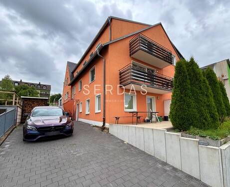 Hausansicht - Charmante Doppelhaushälfte mit Einliegerwohnung, 4-Stellplatz-Garage und 859 m² Grundstück