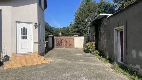 Zufahrt - 8 Zimmer Einfamilienhaus zum Kaufen in Hoyerswerda