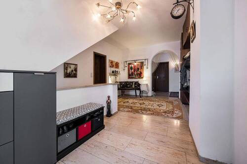Flur EG Wohnung - 5 Zimmer Etagenwohnung in Rückersdorf