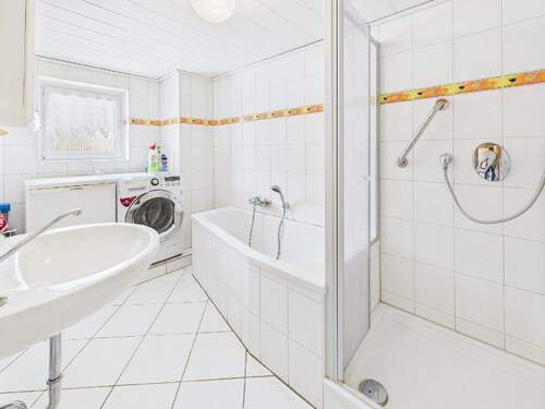 ... mit insgesamt drei Badezimmern (hier Altbau) - 8 Zimmer Mehrfamilienhaus, Wohnhaus in Hamm