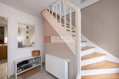 Flur mit Treppenhaus - 