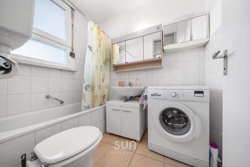 Badezimmer mit Duschwanne - 