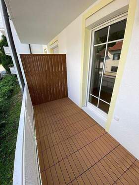 Balkon.jpg - Komplett sanierte 2-Zimmer-Eigentumswohnung mit Balkon, Aufzug, Einbauküche und Tiefgaragenstellplatz – mitten in Dingolfing