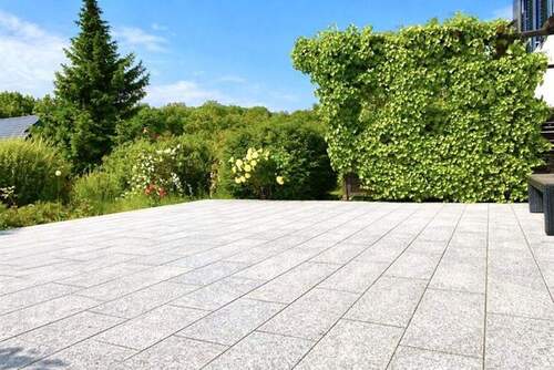 Terrasse vor Schwimmhalle - 