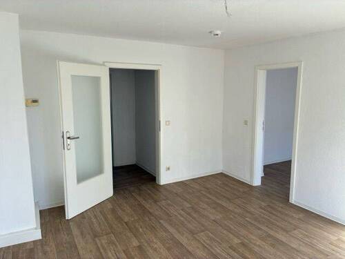 Wohnzimmer Rückansicht - 2 Zimmer Etagenwohnung zur Miete in Naumburg (Saale)