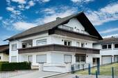 Ansicht Straßenseite - 8 Zimmer Mehrfamilienhaus, Wohnhaus in Staufenberg