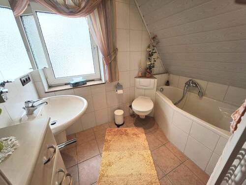 OG Badezimmer mit Wanne - 