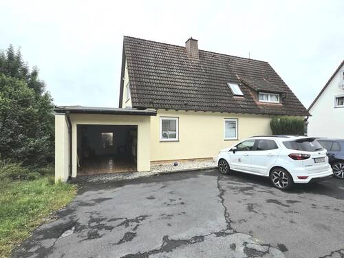 Frontansicht mit Garage - 5 Zimmer Einfamilienhaus in Bad Emstal / Sand