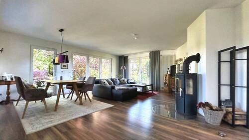 Wohnzimmer mit Kamin EG - 