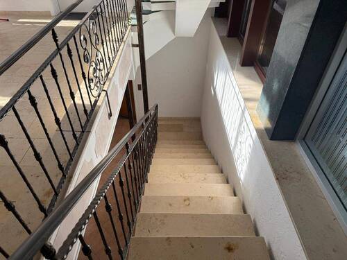 Vorderhaus Zugang UG - Halle in Kerpen zur Miete