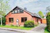 Straßenansicht - Kein Durchgangsverkehr, dafür jede Menge Lebensqualität - Einfamilienhaus in SchleswigStr. Jürgen