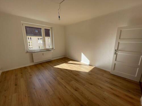 Wohnzimmer - 2 Zimmer Etagenwohnung zur Miete in Magdeburg