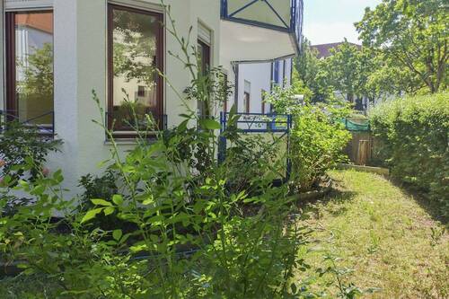 Garten Blick auf Erker - 3 Zimmer Etagenwohnung zum Kaufen in Augsburg